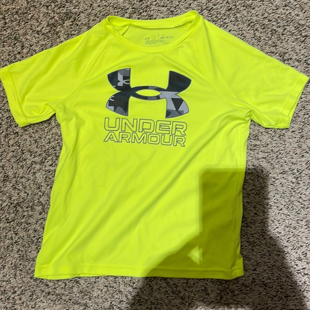 Boys Under Armour Hybrid HeatGear Print Tee Loose fit size YSM NWOT
